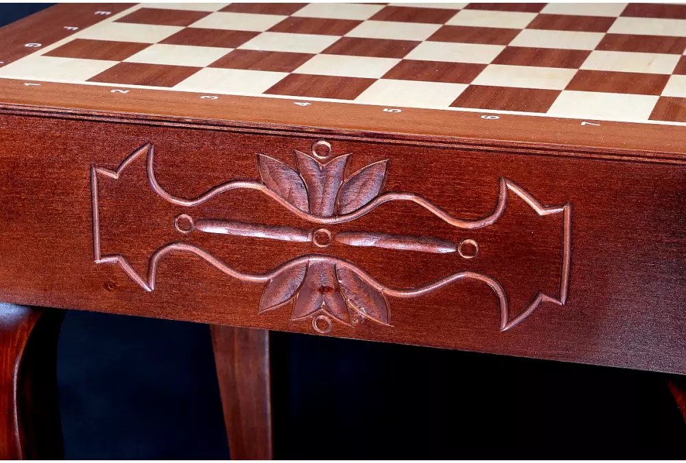 Tavolo da scacchi de Lux, intagliato, senza figure (altezza 74 cm)