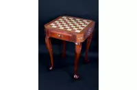 Tavolo da scacchi de Lux, intagliato, senza figure (altezza 74 cm)