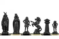 Figure di scacchi vichinghi stilizzati, crema e nero (re 98 mm)