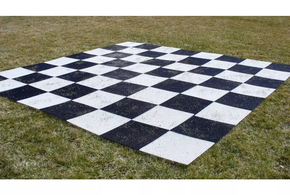 Scacchiera in plastica per scacchi e dama da esterno/giardino (campo 36 cm)