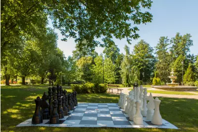 Figure in plastica per scacchi da esterno/giardino (altezza re 105 cm)